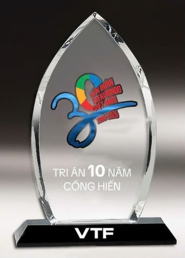Kỷ niệm chương pha lê hình giọt nước in biểu trưng 30 năm Liên đoàn Taekwondo Việt Nam 1996 – 2026, dòng chữ “Tri ân 10 năm cống hiến”, đế khắc VTF