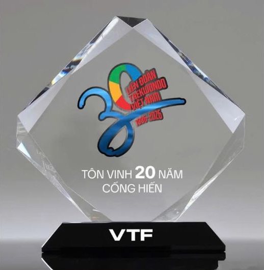 Kỷ niệm chương pha lê hình thoi in biểu trưng 30 năm Liên đoàn Taekwondo Việt Nam, dòng chữ “Tôn vinh 20 năm cống hiến”, đế khắc VTF